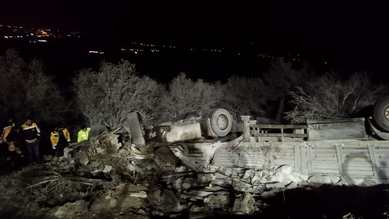 Mersin'de Kamyon Devrildi: 2 Ölü