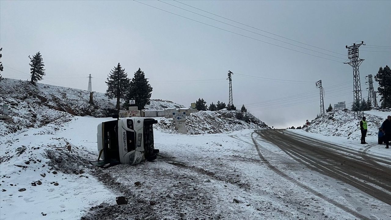 Mersin'de Okul Servisi Devrildi, 7 Kişi Yaralanmadan Kurtuldu