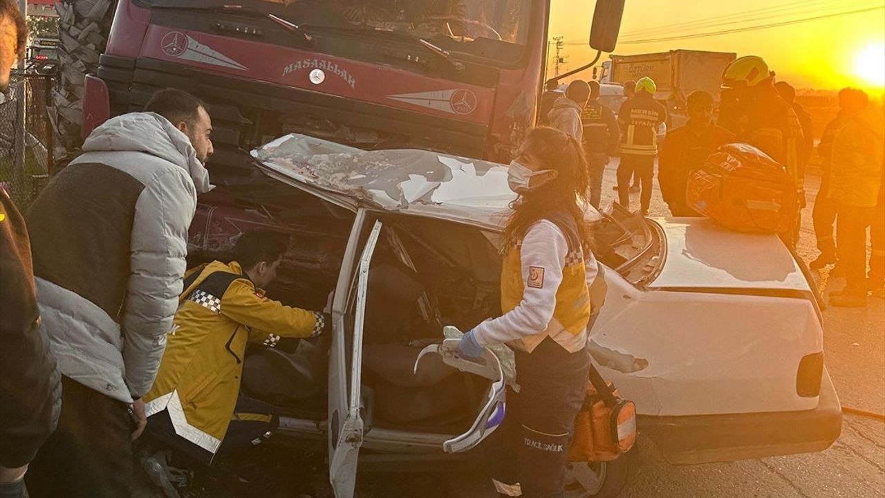 Mersin Tarsus'ta Kamyon ile Çarpışan Otomobilin Sürücüsü Hayatını Kaybetti