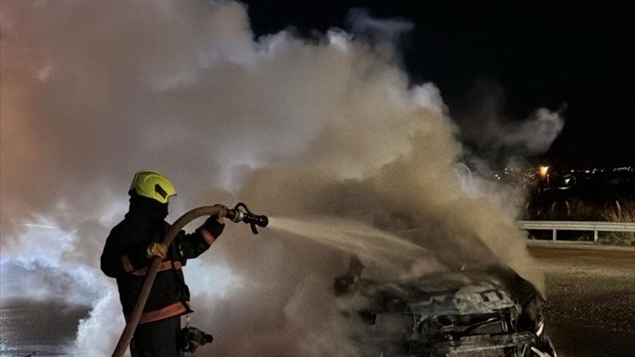 Mersin Tarsus'ta Otomobil Kamyona Çarparak Alev Aldı