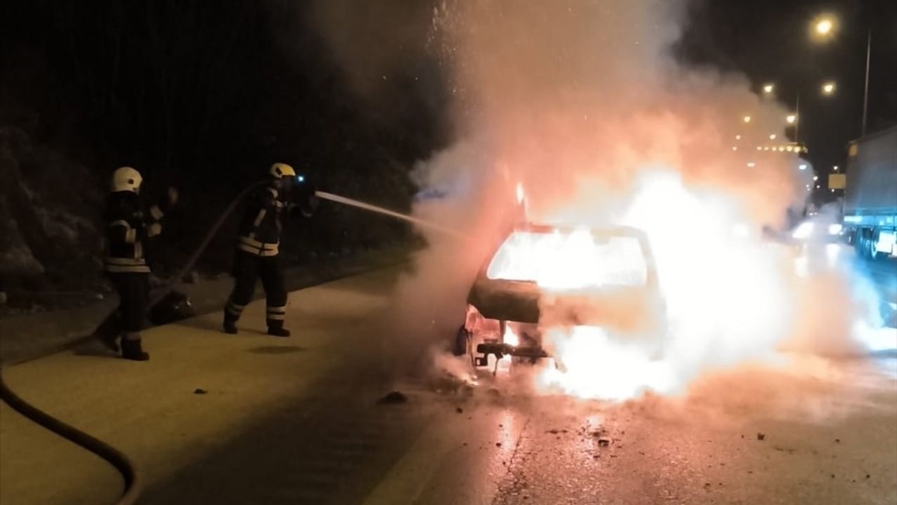 Mersin Tarsus'ta Seyir Halindeki Otomobilde Yangın