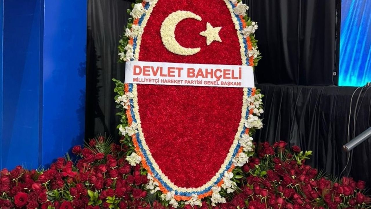 MHP Genel Başkanı Bahçeli'den AK Parti'ye Özel Çiçek Aranjmanı