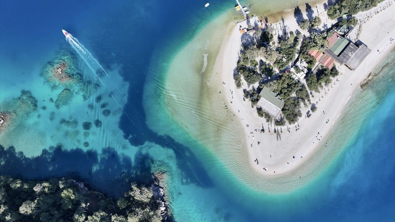 Muğla'da Güneşli Havanın Keyfi Sahillerde Çıkarılıyor