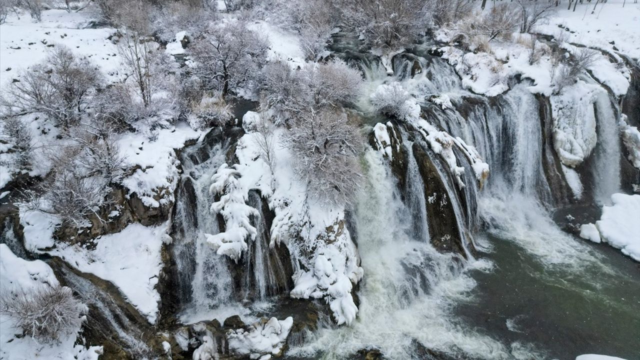 Muradiye Şelalesi Karla Kaplandı