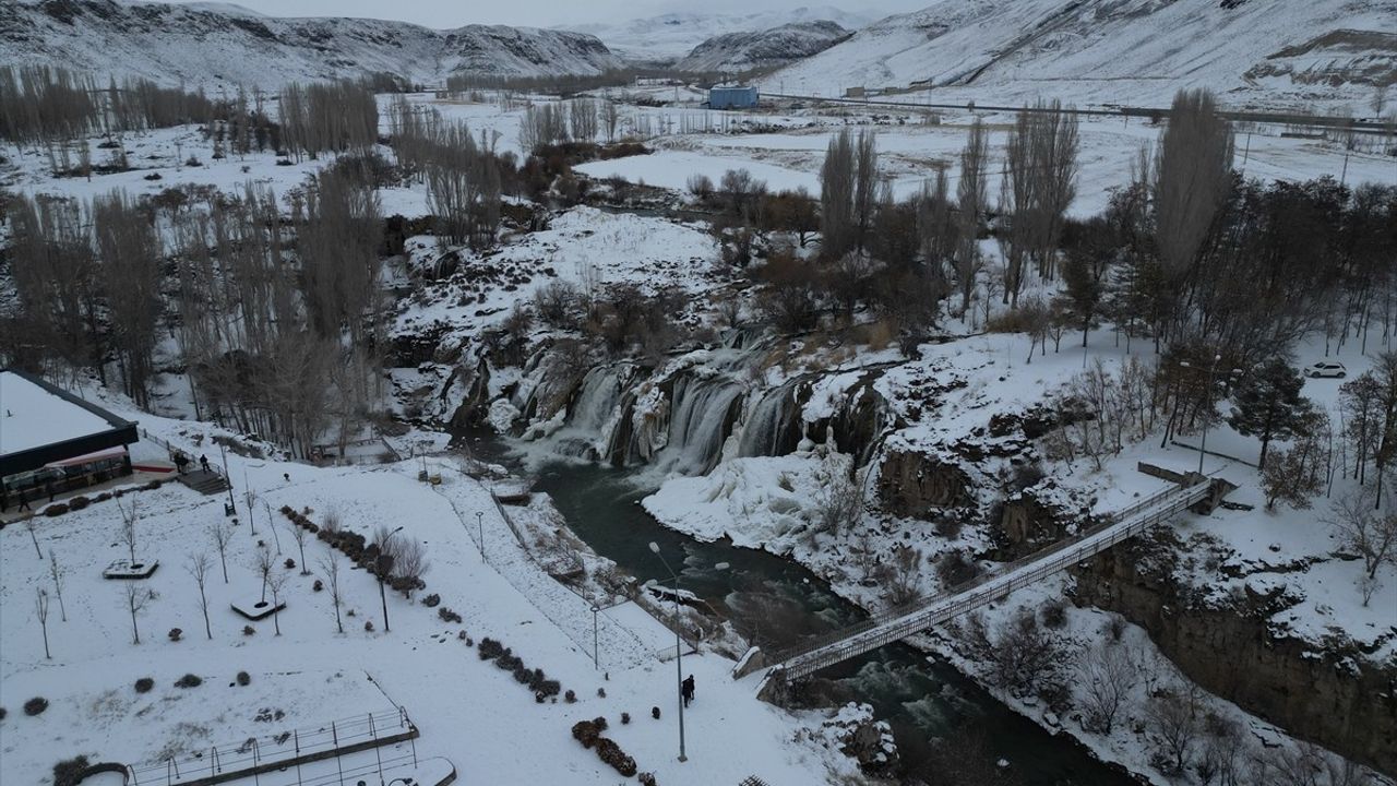 Muradiye Şelalesi Kışın Beyaz Gelinliğiyle Kaplandı