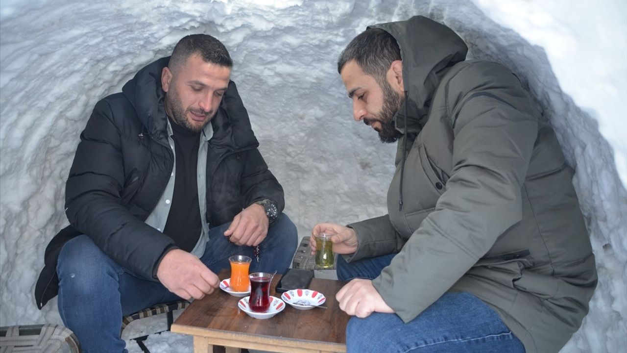 Muş'ta Esnafın Iglu Keyfi: Çay ve Eğlence Bir Arada