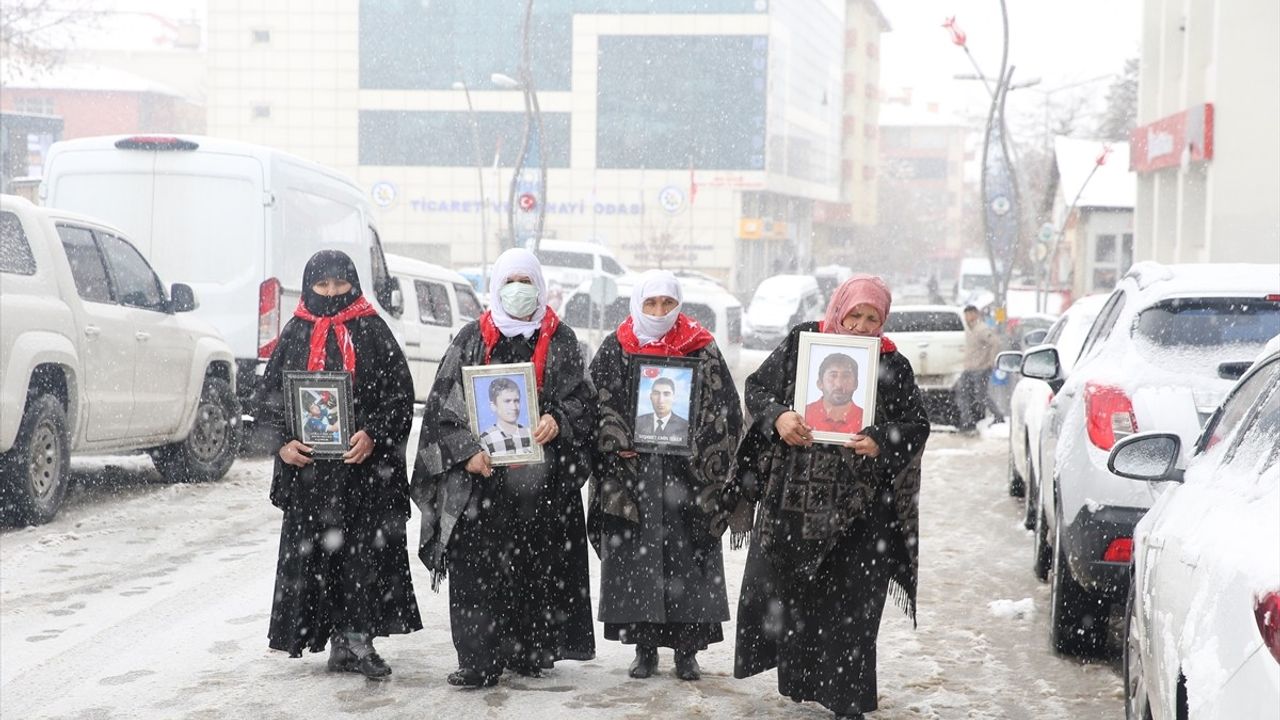 Muş'ta Evlat Nöbeti Devam Ediyor