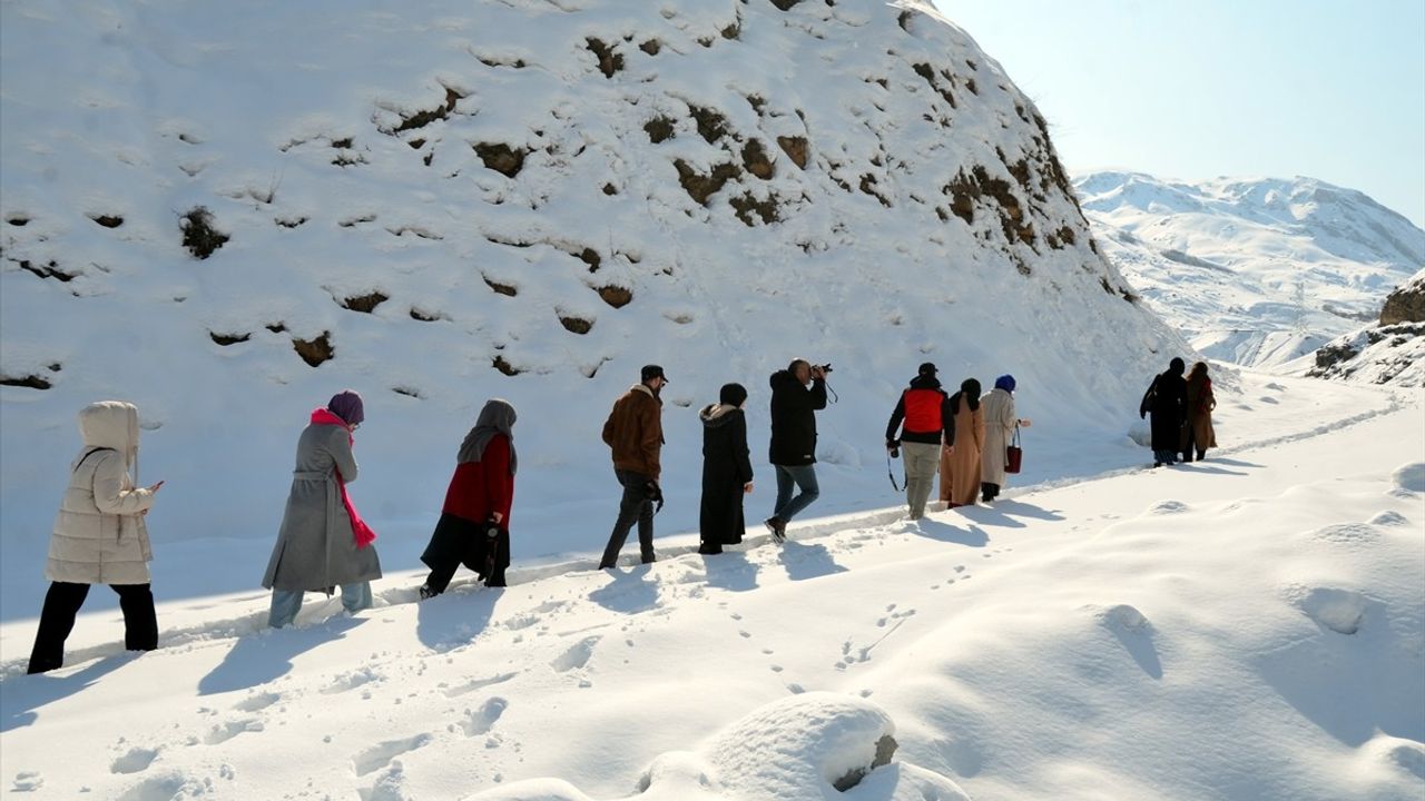 Muş'ta Genç Fotoğrafçılar Tarihi ve Doğal Güzellikleri Keşfediyor