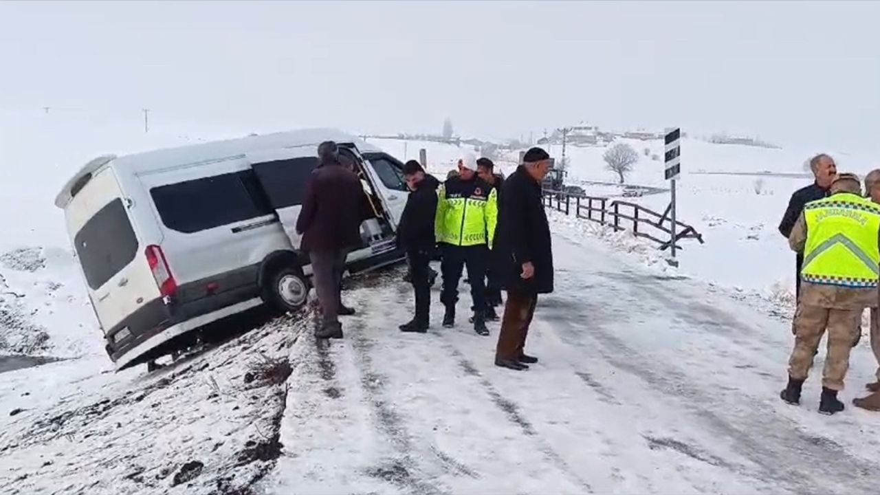 Muş'ta Öğretmenleri Taşıyan Servis Kazası