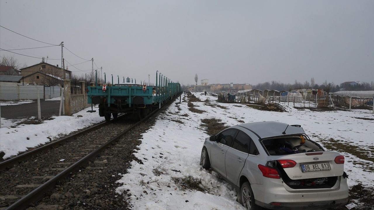 Muş'ta Yük Treni Otomobile Çarptı: Sürücü Hastanede