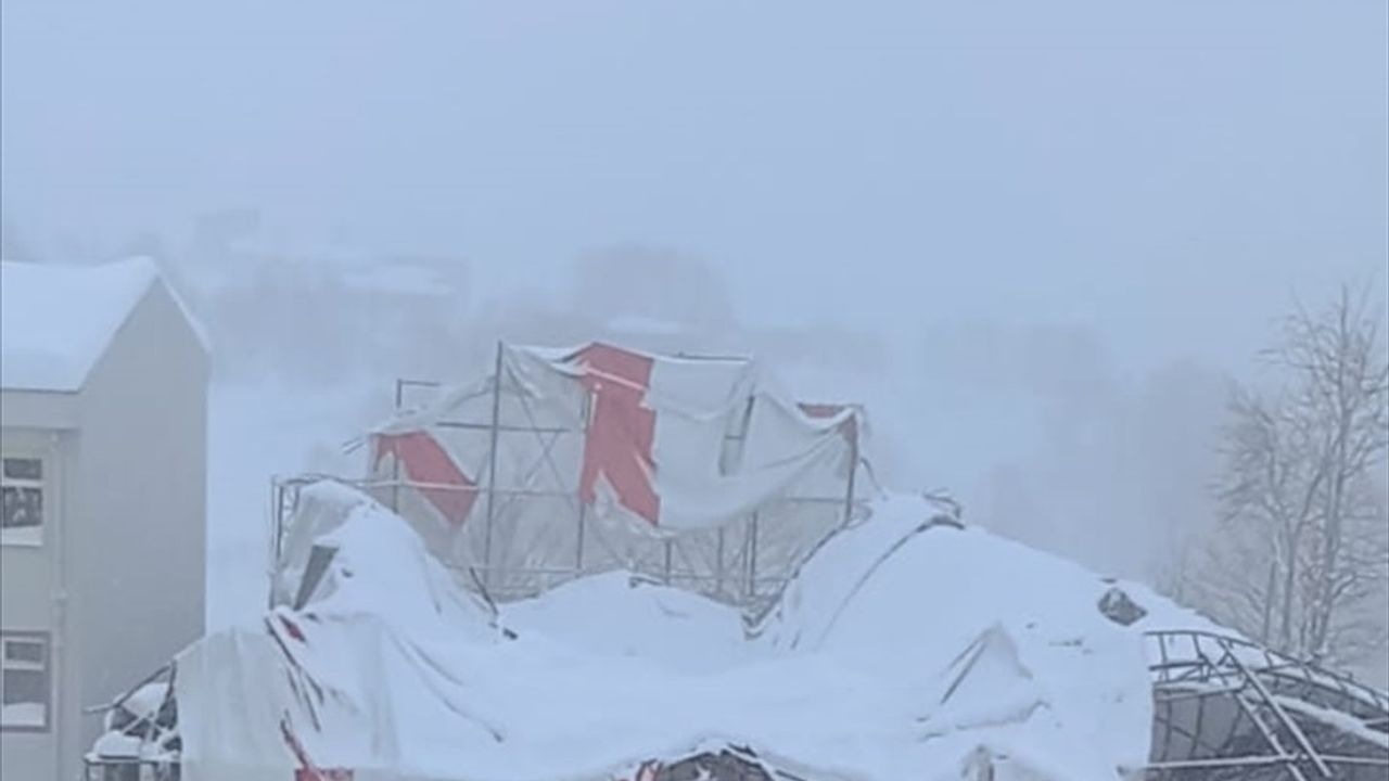 Ordu'da Kar Yağışı Halı Sahanın Çatısını Çöktürdü