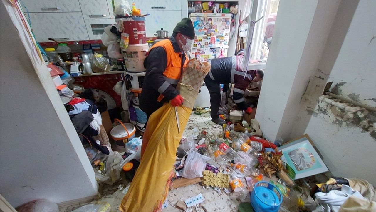 Ordu'da Yalnız Yaşayan Kişinin Evinden 10 Kamyonet Çöp Çıkarıldı