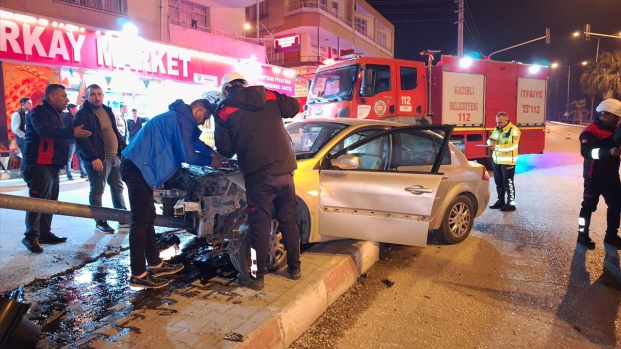 Osmaniye'de İki Otomobil Çarpıştı: Yaralılar Hastaneye Kaldırıldı