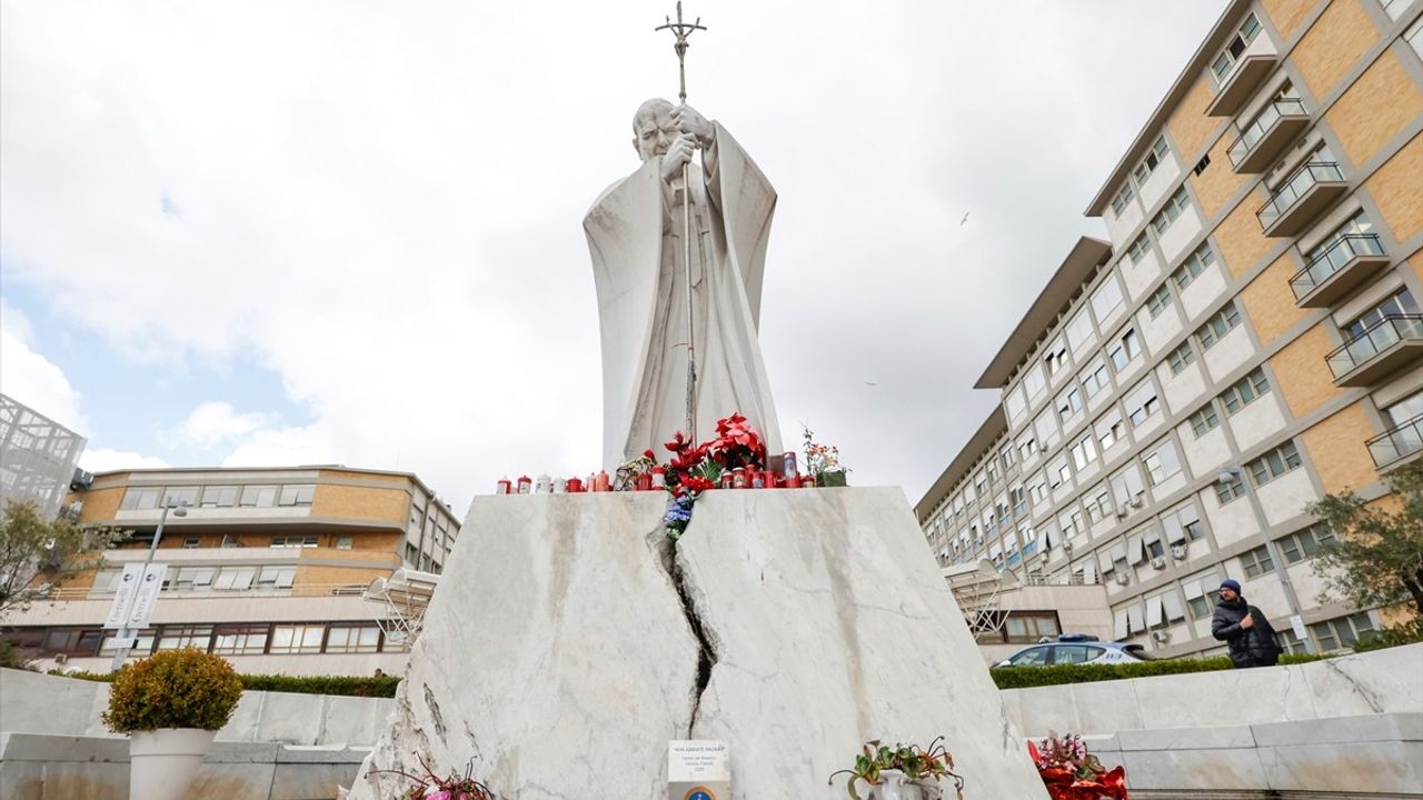 Papa Franciscus Bronşit Nedeniyle Hastaneye Yatırıldı