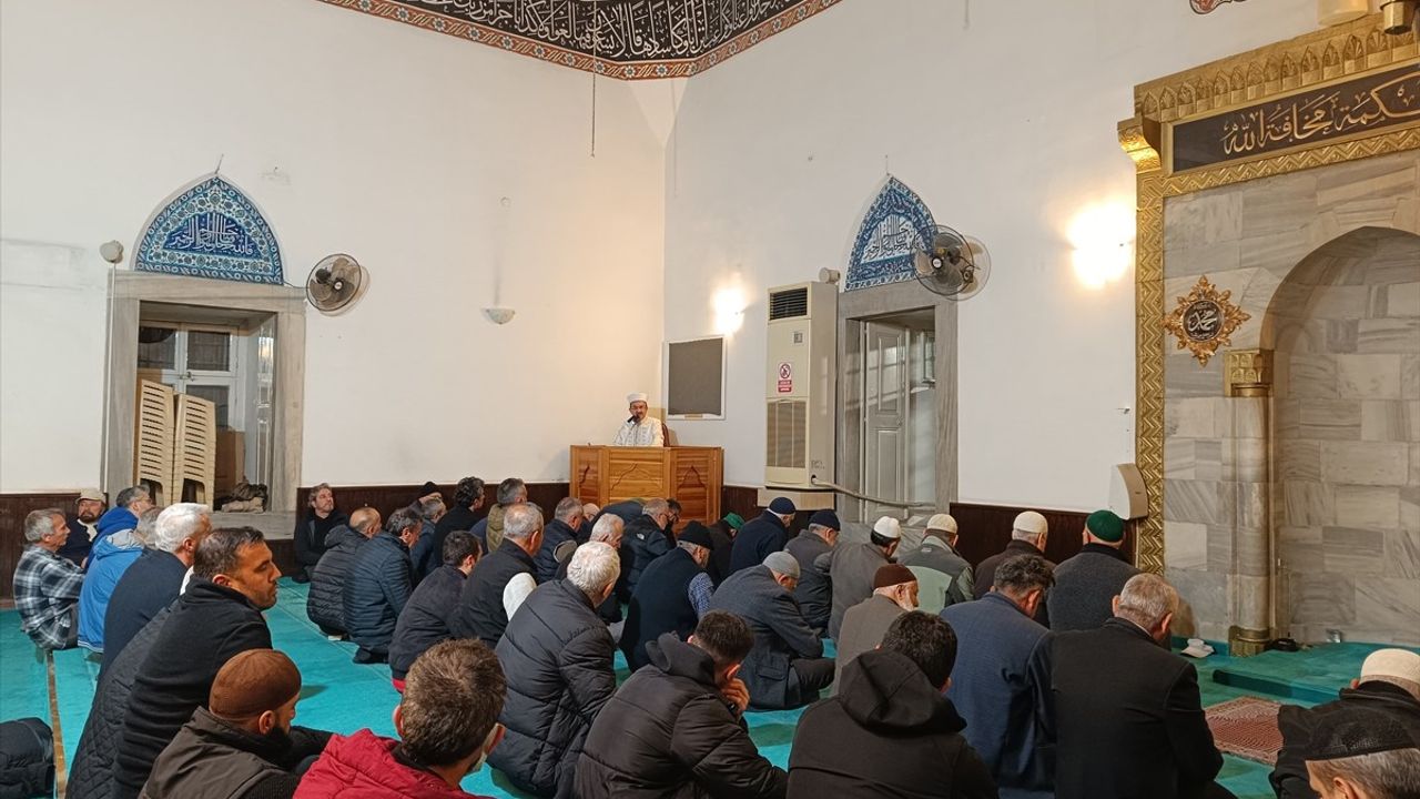 Ramazanın İlk Teravih Namazı Antalya ve Çevresinde Kılındı