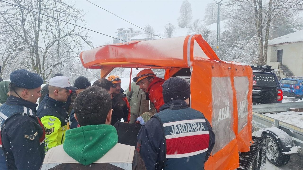 Rize'de AFAD Ekibi Karda Mahsur Kalan Hastayı Kurtardı