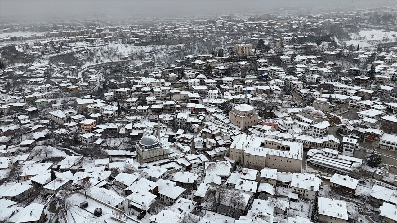 Safranbolu'daki Tarihi Yapılar Karla Kaplandı