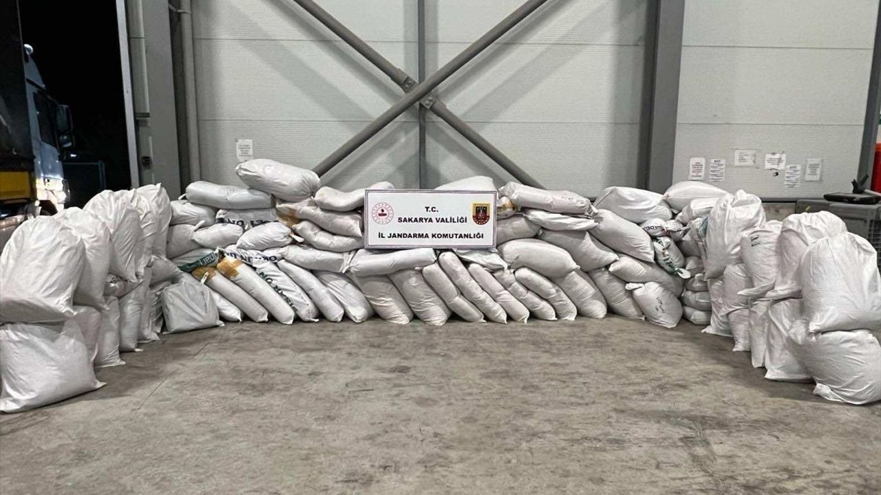 Sakarya'da Durdurulan Tırda 3,5 Ton Kaçak Tütün Ele Geçirildi