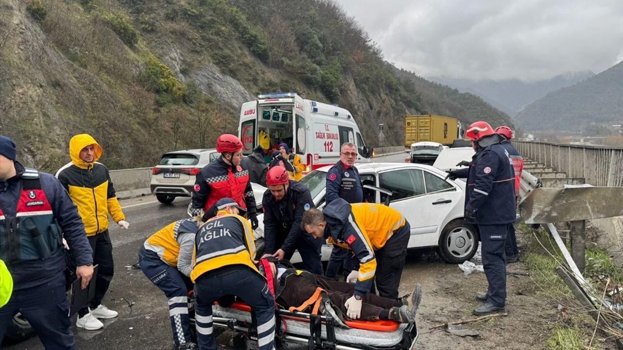 Sakarya'da Feci Kaza: Sürücü Hayatını Kaybetti, Eşi Yaralandı