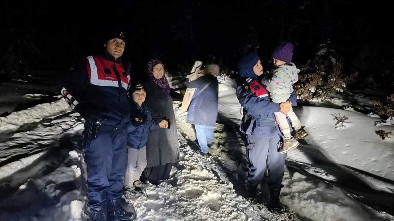 Sakarya'da Kar Heyecanı: Mahsur Kalan Aile Kurtarıldı