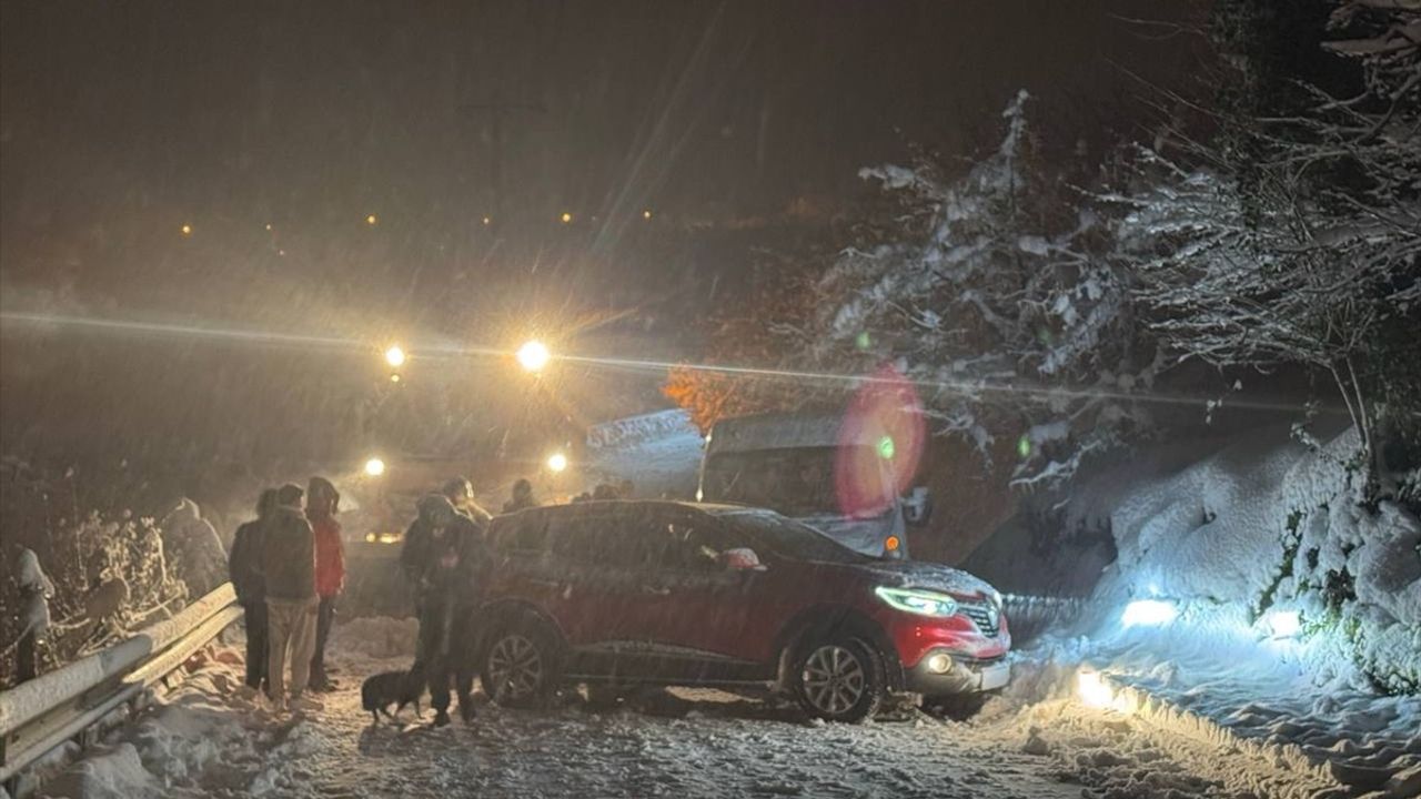 Sakarya'da Kar Sebebiyle Mahsur Kalan Araçlar Kurtarıldı