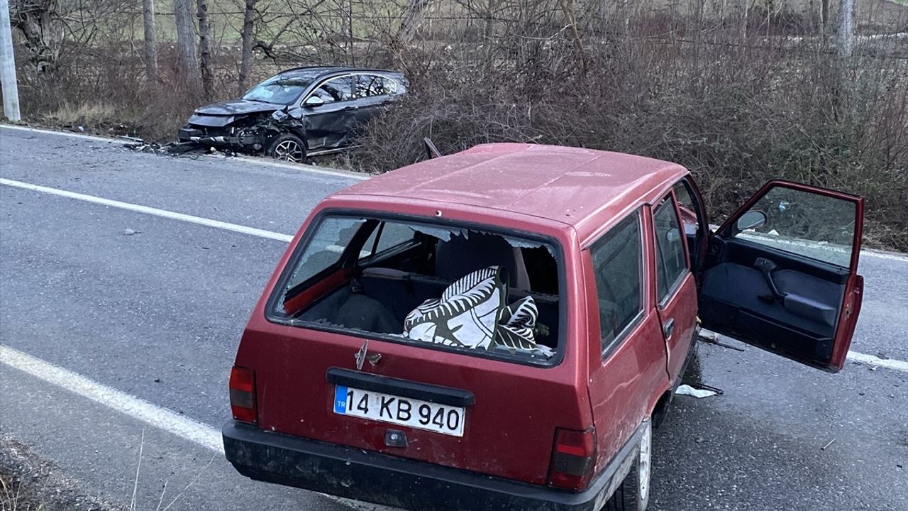 Sakarya'da Kaza: İki Otomobil Çarpıştı, 4 Yaralı
