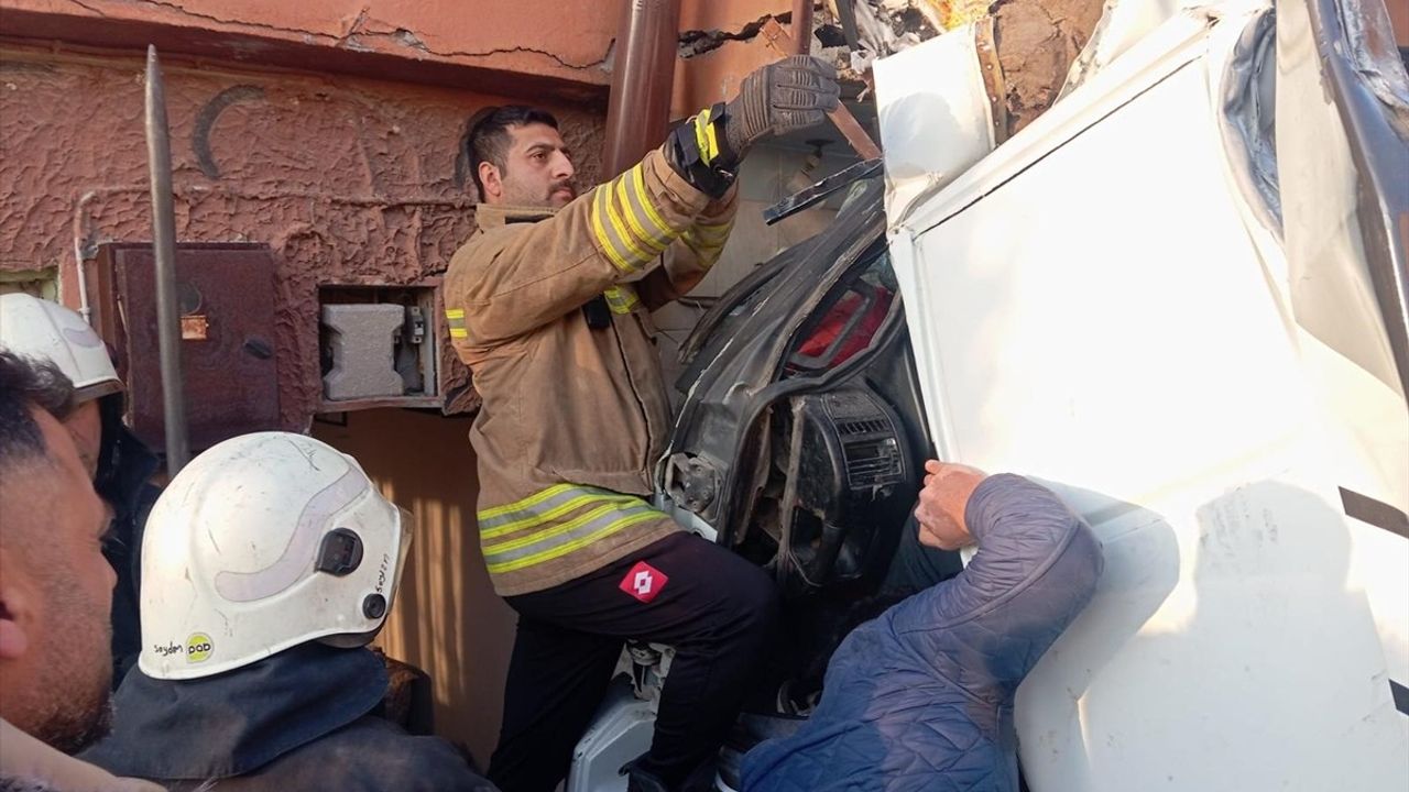 Samandağ'da Fren Arızası Tır Kazası: Sürücü Yaralandı