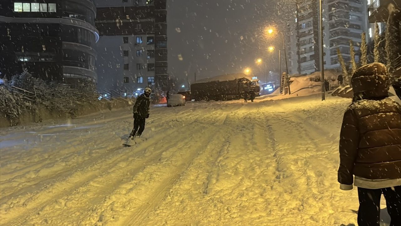 Samsun'da Gençler Kış Eğlencesi İçin Snowboard Yaptı