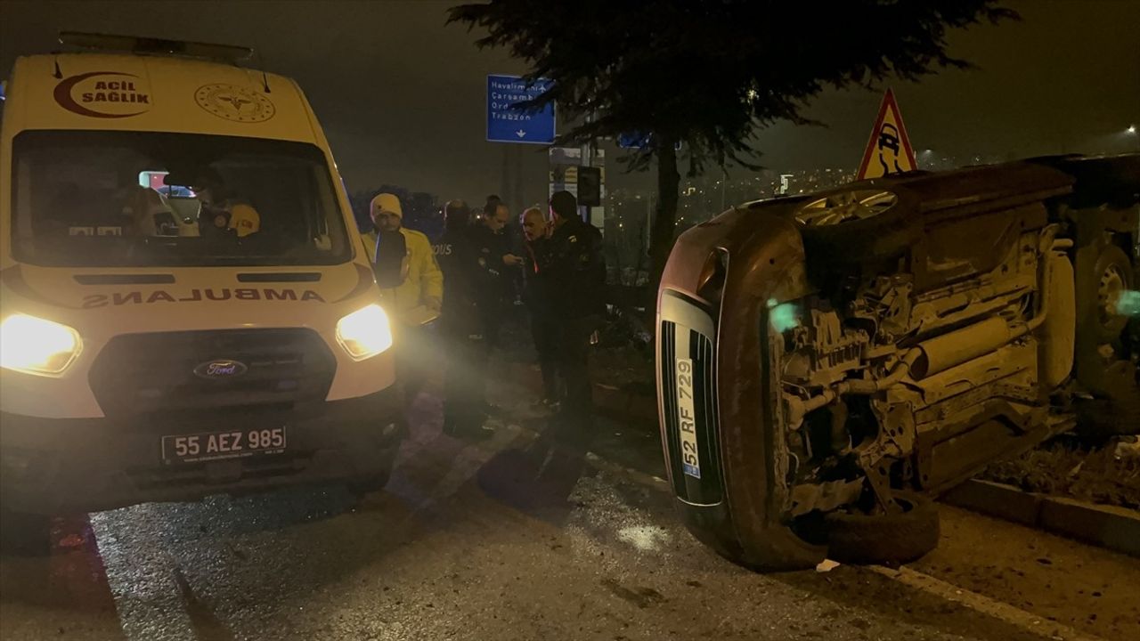 Samsun'da Kamyonla Çarpışan Otomobilde 3 Yaralı