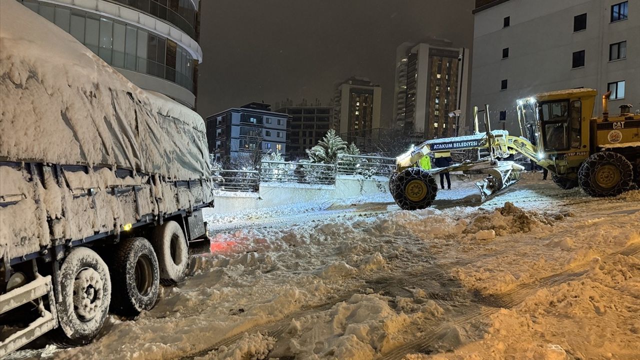 Samsun'da Kar Nedeniyle Yolda Kalan Araçlar Kurtarıldı