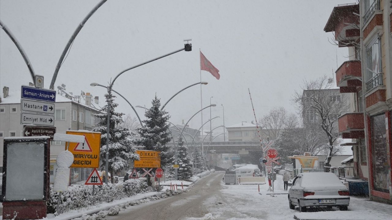Samsun'da Kar Yağışı Etkisini Artırıyor