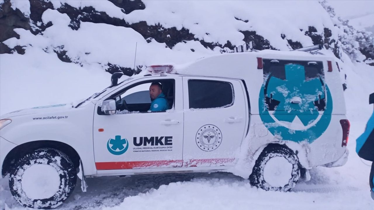 Samsun'da UMKE, Kar Yağışıyla Kapalı Yolda Rahatsızlanan Bebeği Kurtardı