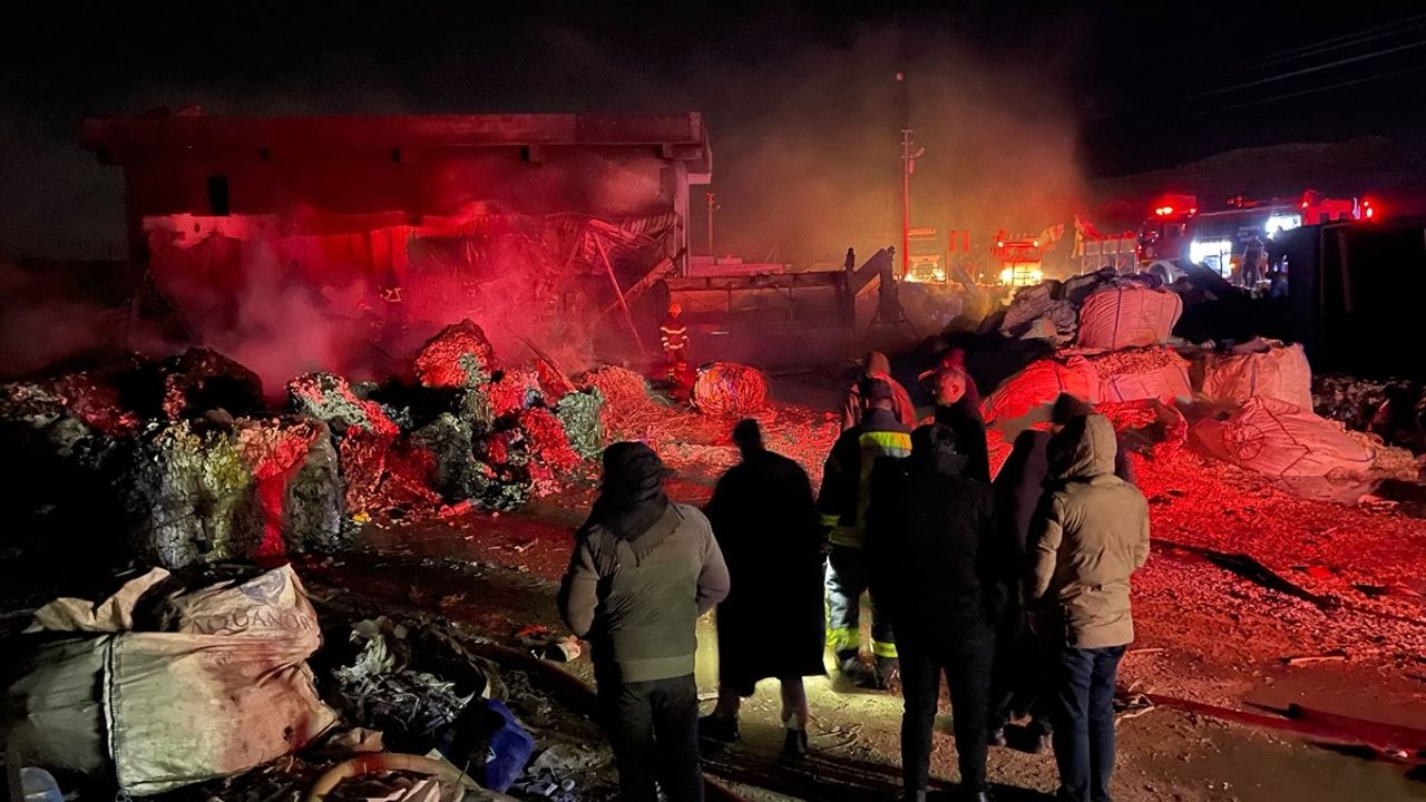 Şanlıurfa'da Geri Dönüşüm Tesisinde Yangın Kontrol Altına Alındı