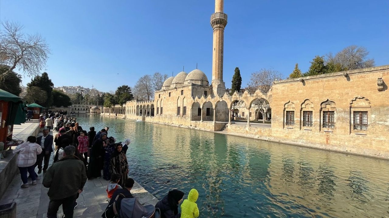 Şanlıurfa'da Güneşli Hava ve Balıklıgöl Keyfi