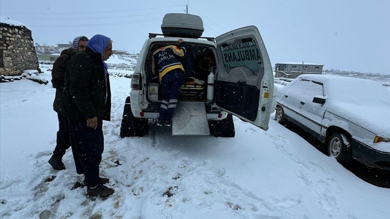 Şanlıurfa'da Karla Kaplı Yolda Hastaya Acil Müdahale