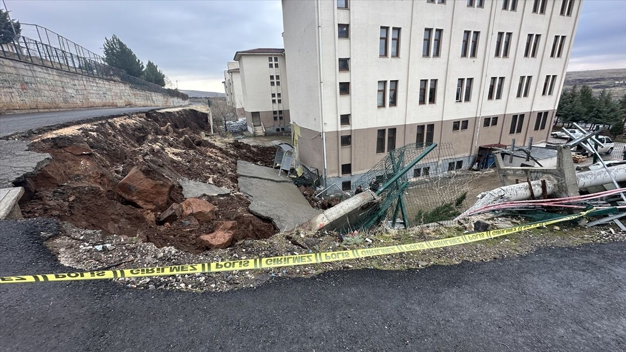 Şanlıurfa'da Okulun İstinat Duvarı Yıkıldı