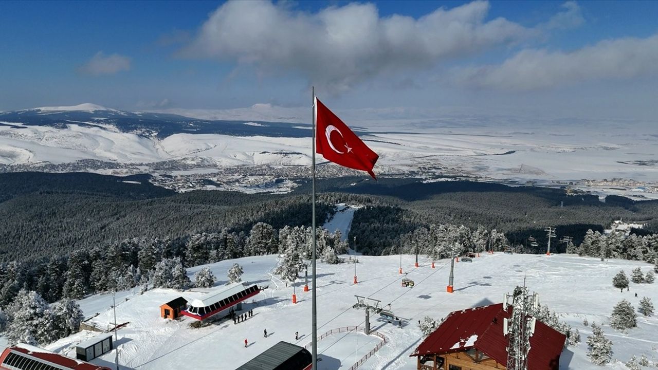 Sarıkamış Kayak Merkezi'nde Kayak Keyfi Devam Ediyor