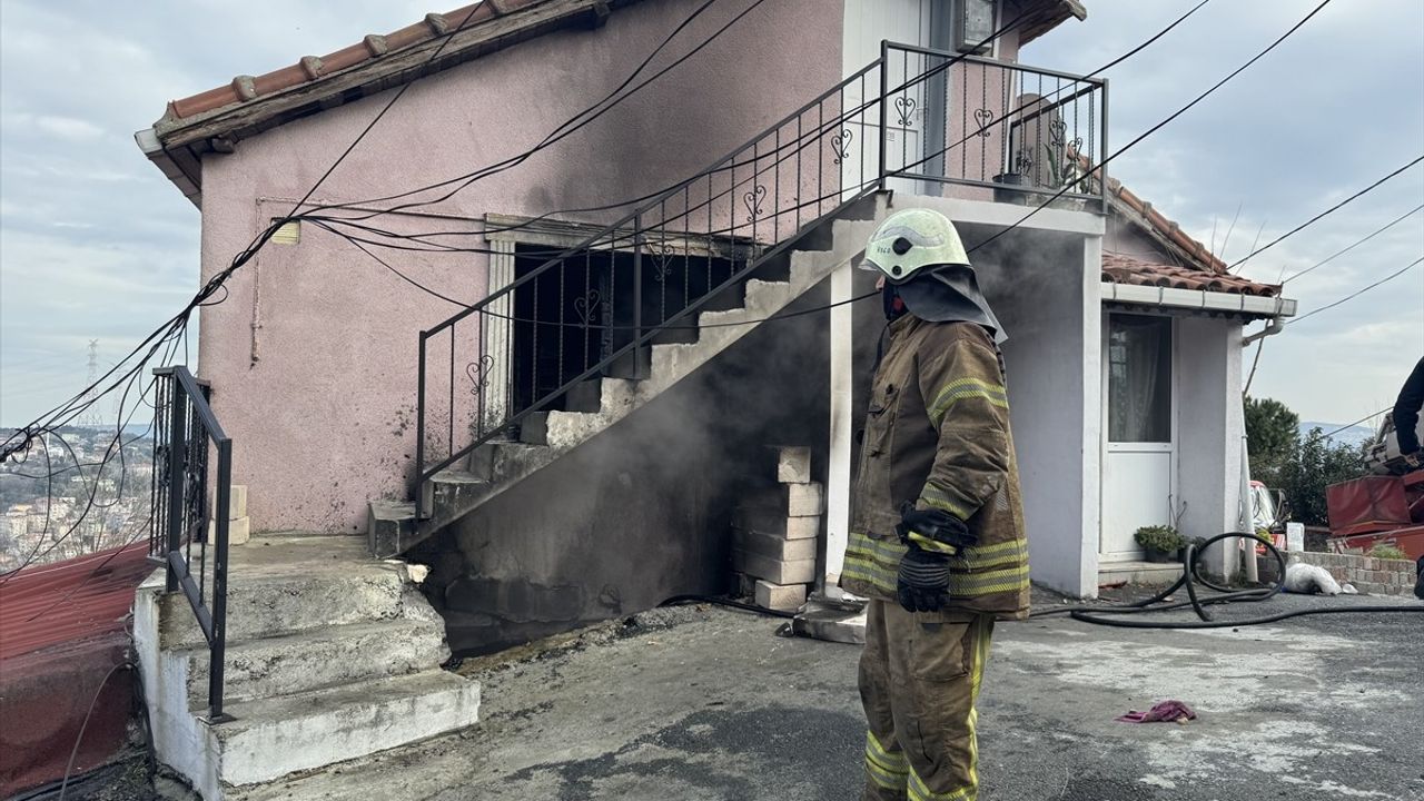 Sarıyer'de İki Katlı Binada Yangın Kontrol Altına Alındı