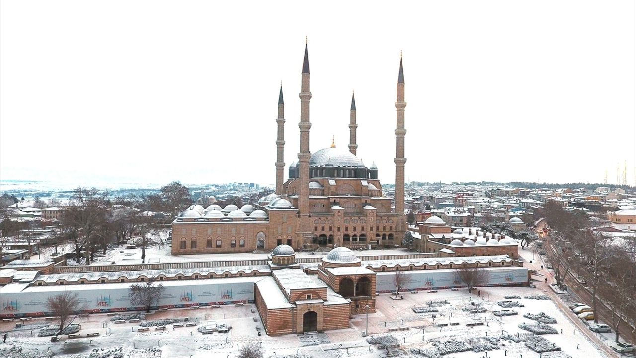Selimiye Camisi Kar Beyazına Büründü