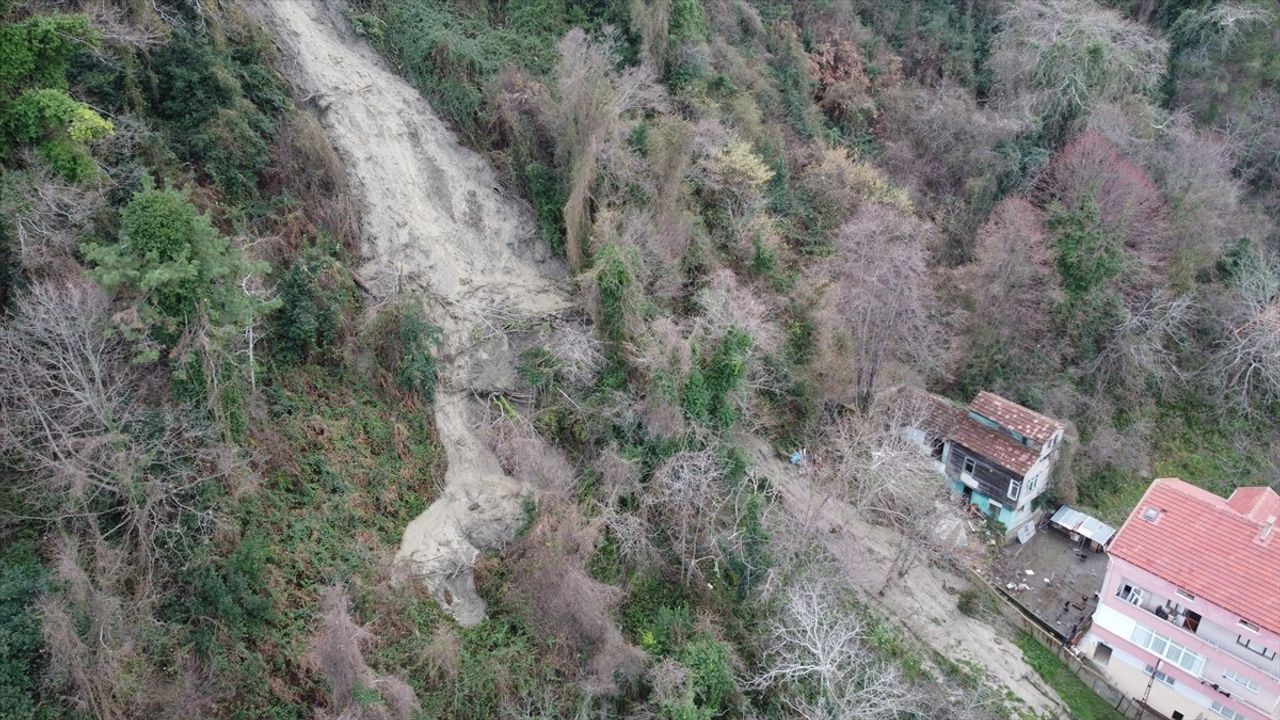 Sinop Ayancık'ta Kar ve Sağanak Nedeniyle Toprak Kayması