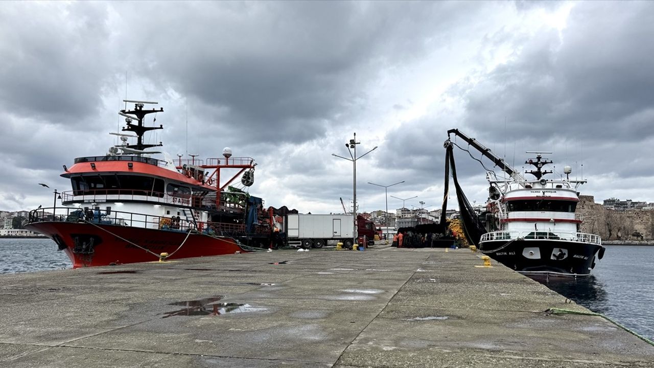 Sinop Limanı, Şiddetli Rüzgar Öncesi Balıkçılara Sığınak Oldu