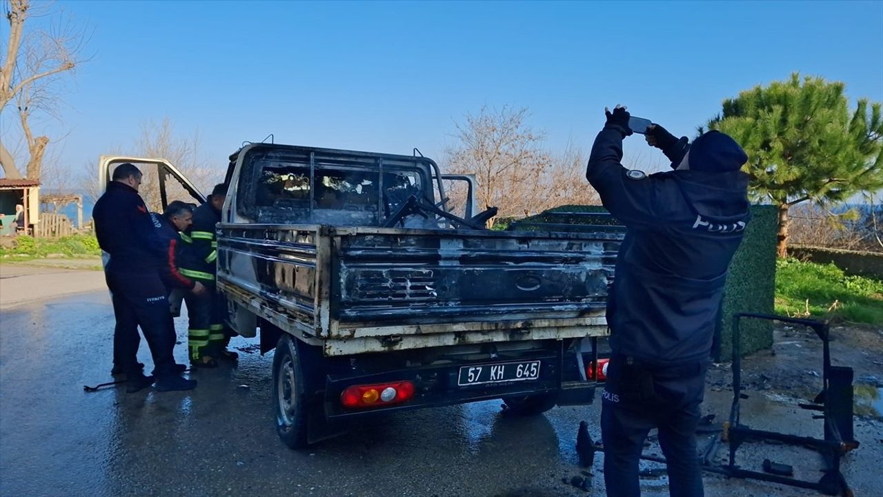 Sinop'ta Belediye Kamyoneti Yangında Kullanılamaz Hale Geldi