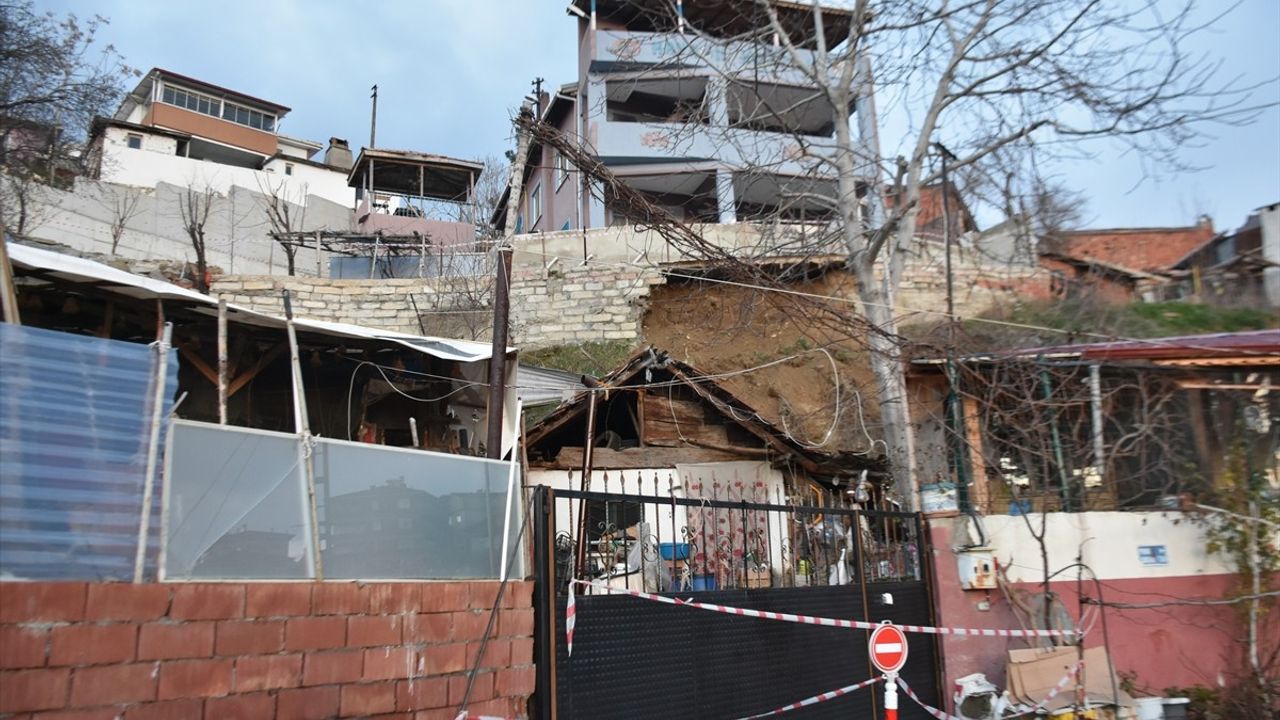 Sinop'ta İstinat Duvarı Çöktü: Apartman ve Ev Tahliye Edildi