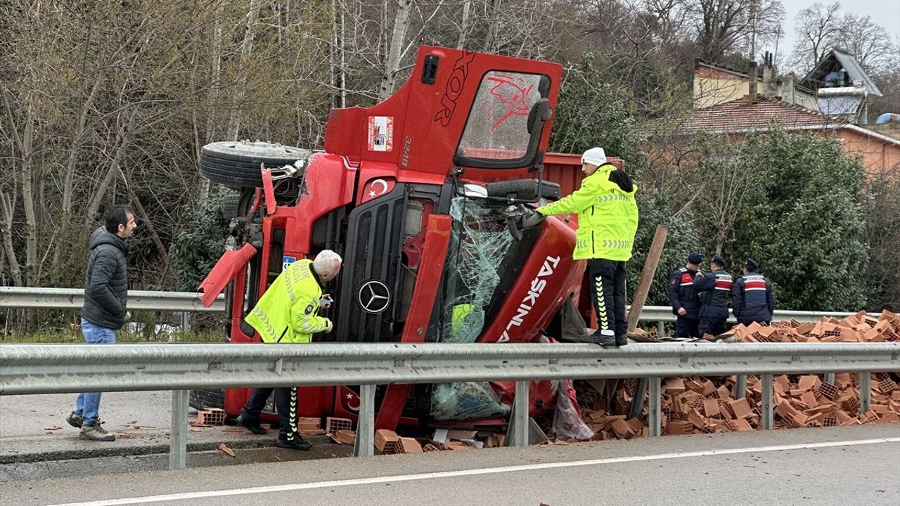 Sinop'ta Kamyon Kazası: Sürücü Yaralandı