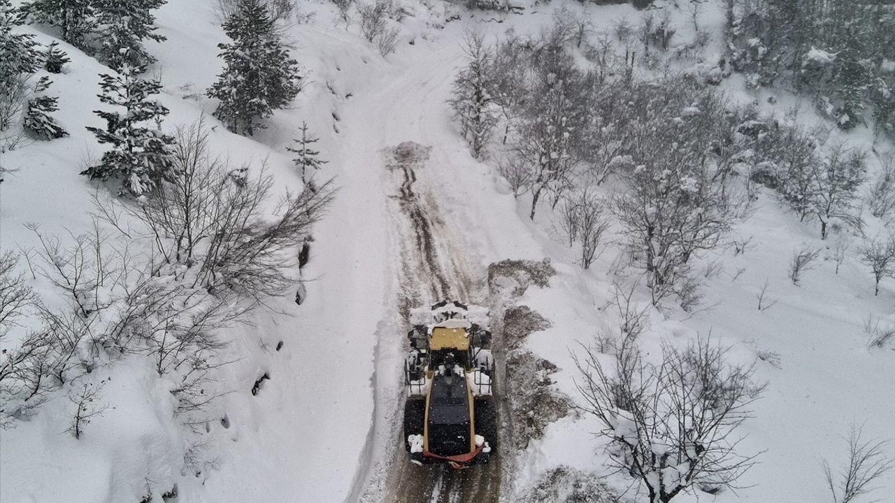 Sinop'ta Kapanan Köy Yollarının Açılışı İçin Çalışmalar Devam Ediyor