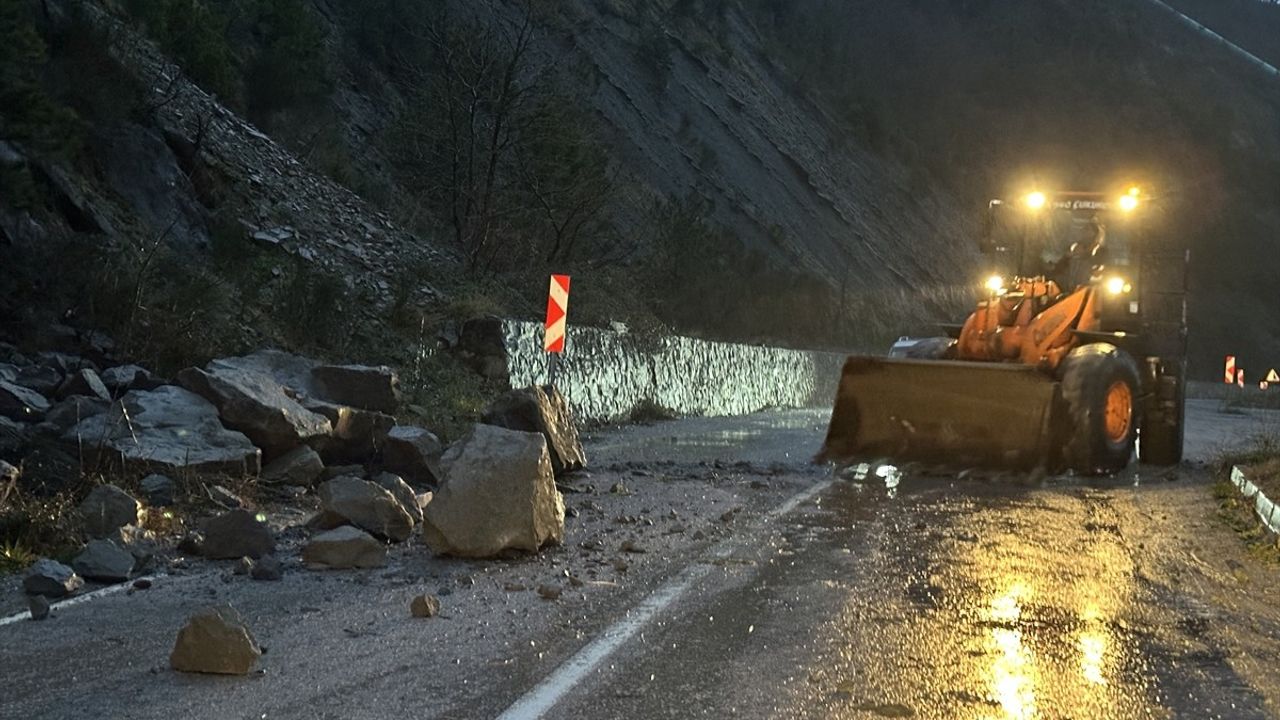 Sinop’ta Kar Yağışı Sonrası Heyelanlar Meydana Geldi