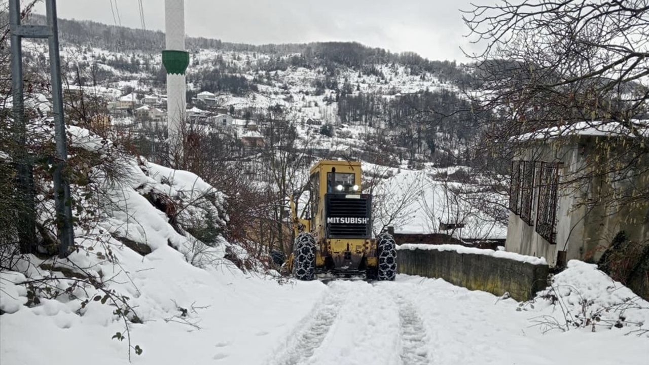 Sinop'ta Yoğun Kar Yağışı 24 Köy Yolunu Kapadı