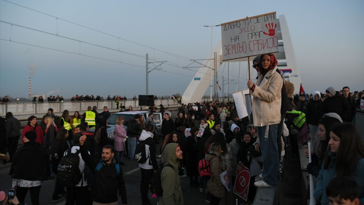 Sırbistan'da Tren İstasyonu Kazası Protesto Edildi