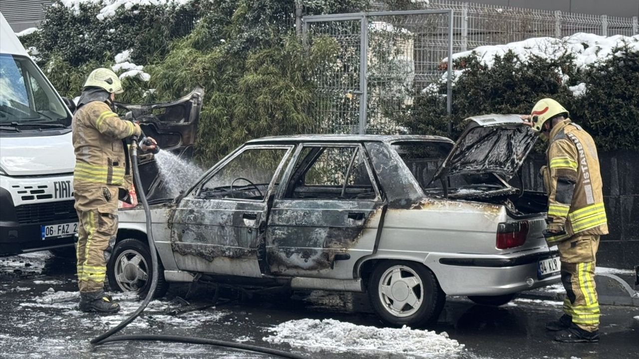 Şişli'de Park Halindeki Araçta Yangın Çıktı