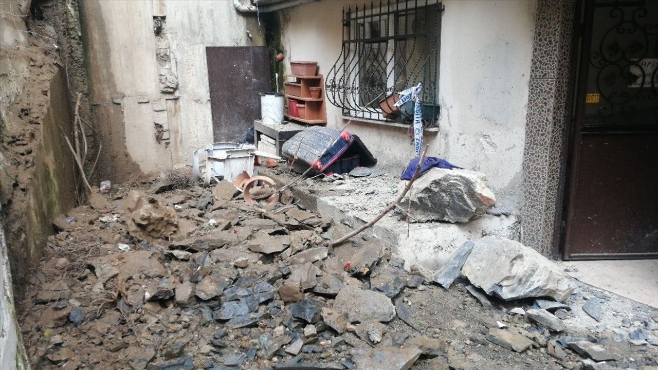 Şişli'de Yamaçtan Kopan Kayalar Sonrası Güvenlik Tedbirleri Artıyor